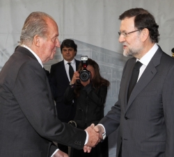 Su Majestad el Rey es recibido por el presidente del Gobierno, Mariano Rajoy a su llegada al Congreso de los Diputados